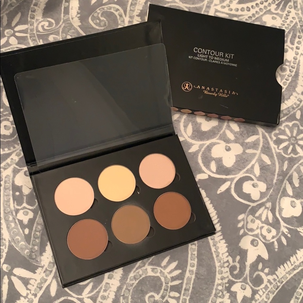 Anastasia Beverly Hills Contour Kit Light toMedium